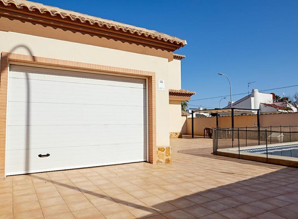 Venta - Chalet - Los Alcázares